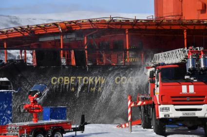 Мурманск. Сотрудники МЧС России во время отработки вводных `Ликвидация радиационной аварии` в рамках учений `Безопасная Арктика` на атомном ледоколе `Советский Союз` у причала ФГУП `Атомфлот`.