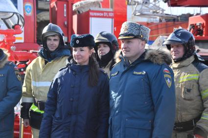 Мурманск. Глава МЧС РФ Александр Куренков (второй справа) во время ознакомления с ходом учений `Безопасная Арктика` у атомного ледокола `Советский Союз` на причале ФГУП `Атомфлот`.