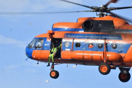 Мурманск. Вертолет Ми-8 во время отработки вводных `Ликвидация радиационной аварии` в рамках учений `Безопасная Арктика` на атомном ледоколе `Советский Союз` у причала ФГУП `Атомфлот`.