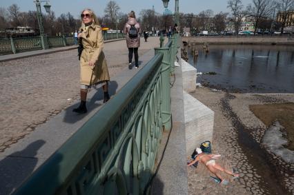 Санкт-Петербург. Загорающие люди у Петропавловской крепости.