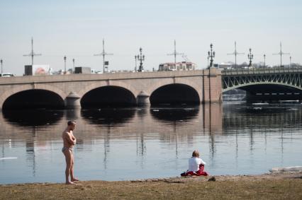 Санкт-Петербург. Загорающие люди у Петропавловской крепости.