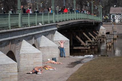 Санкт-Петербург. Загорающие люди у Петропавловской крепости.