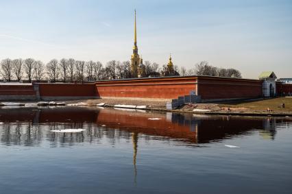 Санкт-Петербург. Загорающие люди у Петропавловской крепости.