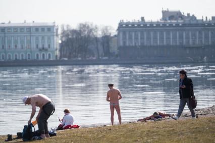 Санкт-Петербург. Загорающие люди у Петропавловской крепости.