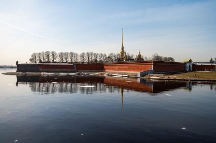 Санкт-Петербург. Загорающие люди у Петропавловской крепости.