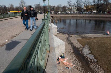 Санкт-Петербург. Загорающие люди у Петропавловской крепости.