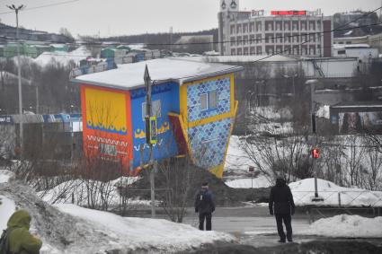 Мурманск. `Дом вверх дном`.