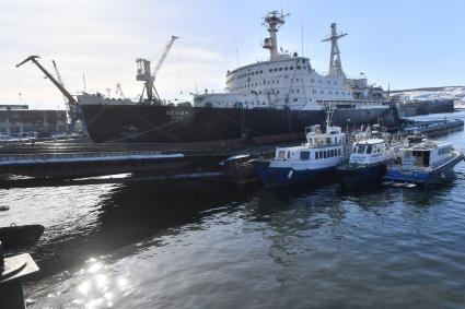 Мурманск. Атомный ледокол `Ленин` на причале морского вокзала.