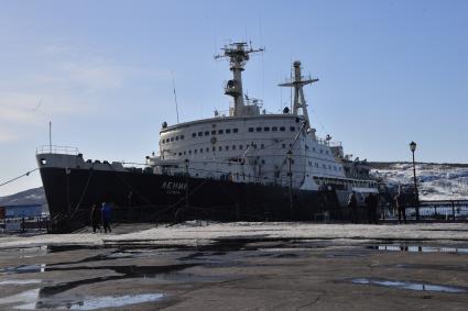 Мурманск. Атомный ледокол `Ленин` на причале морского вокзала.