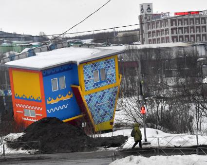 Мурманск. `Дом вверх дном`.