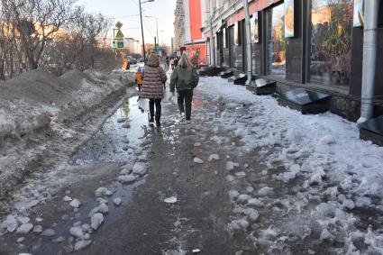 Мурманск. Горожане на одной из улиц города.