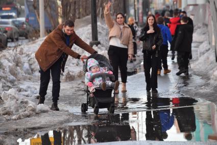 Мурманск. Горожане на одной из улиц города.