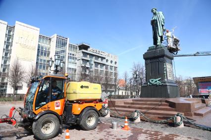 Москва. Сотрудники коммунальных служб моют  после зимы памятник Александру Пушкину  на Пушкинской площади.