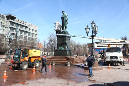 Москва. Сотрудники коммунальных служб моют  после зимы памятник Александру Пушкину  на Пушкинской площади.