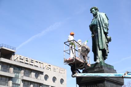 Москва. Сотрудники коммунальных служб моют  после зимы памятник Александру Пушкину  на Пушкинской площади.