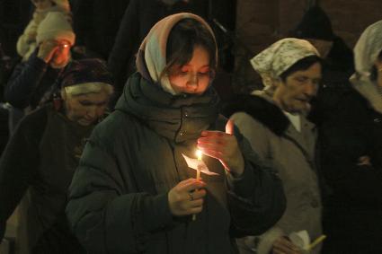 Барнаул. Пасхальное богослужение. Верующие во время крестного хода вокруг храма.