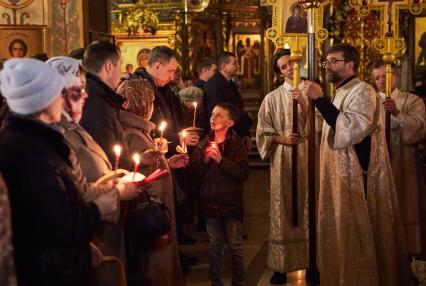 Пермь. Верующие и священнослужители во время пасхального богослужения в Свято-Троицком кафедральном соборе.