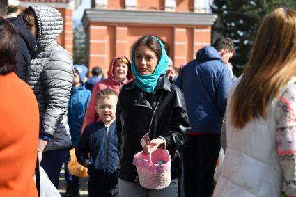 Московсая область. Ивантеевка. Девушка во время освящения пасхальных куличей.