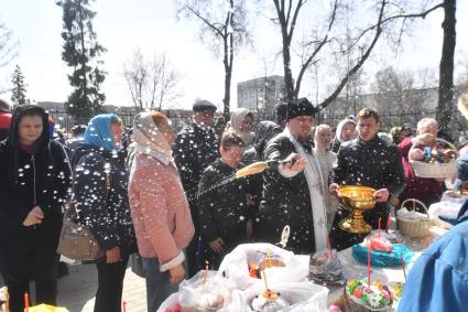 Московсая область. Ивантеевка. Настоятель освящает пасхальные куличи и яйца .