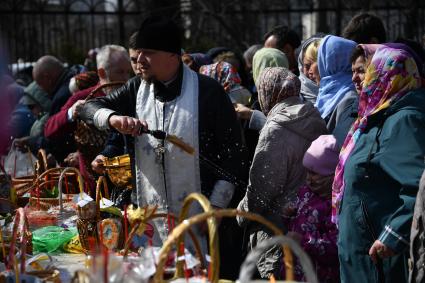 Московсая область. Ивантеевка. Настоятель освящает пасхальные куличи и яйца .