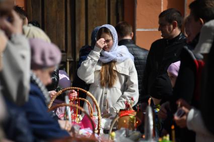 Московсая область. Ивантеевка. Девушка во время освящения пасхальных куличей.