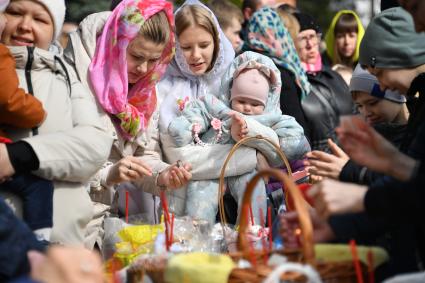 Московсая область. Ивантеевка. Верующие во время освящения пасхальных куличей.