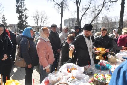 Московсая область. Ивантеевка. Настоятель освящает пасхальные куличи и яйца .