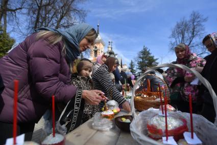 Московсая область. Ивантеевка. Верующие во время освящения пасхальных куличей.