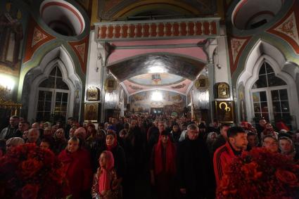 Московсая область. Ивантеевка. Верующие  во время пасхальной службы в Церкви Смоленской иконы Божией Матери.