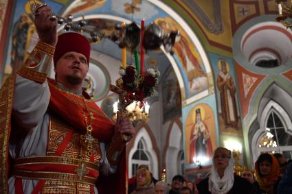 Московсая область. Ивантеевка. Священнослужитель  во время пасхальной службы в Церкви Смоленской иконы Божией Матери.