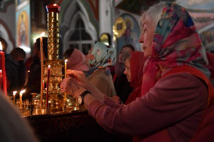 Московсая область. Ивантеевка. Верующие  во время пасхальной службы в Церкви Смоленской иконы Божией Матери.