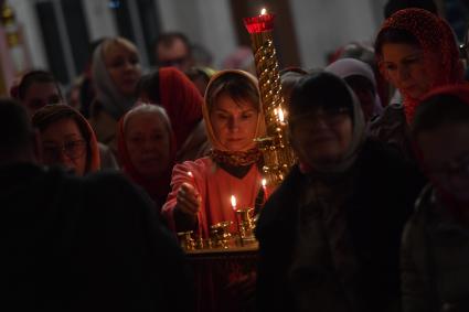 Московсая область. Ивантеевка. Верующие  во время пасхальной службы в Церкви Смоленской иконы Божией Матери.