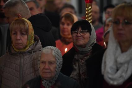 Московсая область. Ивантеевка. Верующие  во время пасхальной службы в Церкви Смоленской иконы Божией Матери.