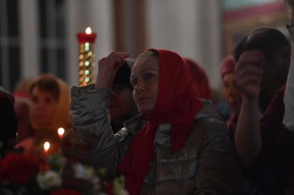 Московсая область. Ивантеевка. Верующие  во время пасхальной службы в Церкви Смоленской иконы Божией Матери.