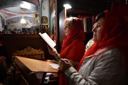 Московсая область. Ивантеевка. Верующие  во время пасхальной службы в Церкви Смоленской иконы Божией Матери.