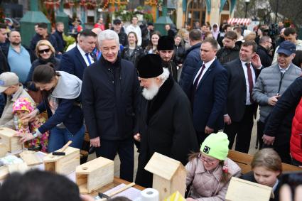 Москва. Мэр Москвы Сергей Собянин и патриарх Московский и всея Руси Кирилл (слева направо)   на фестивале `Пасхальный дар` в Парке Горького.