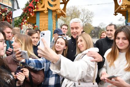 Москва. Мэр Москвы Сергей Собянин (вцентре) среди горожан на фестивале `Пасхальный дар` в Парке Горького.