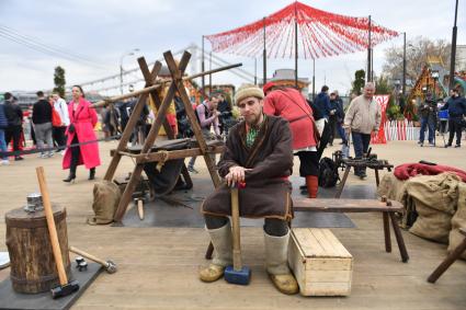 Москва.  Ремесленный городок  на фестивале `Пасхальный дар` в Парке Горького.