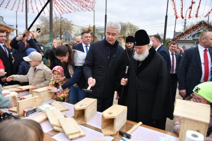 Москва. Мэр Москвы Сергей Собянин и патриарх Московский и всея Руси Кирилл (слева направо)   на фестивале `Пасхальный дар` в Парке Горького.