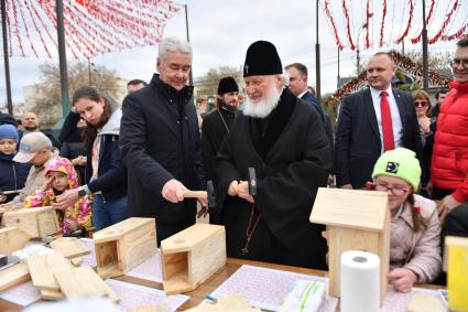 Москва. Мэр Москвы Сергей Собянин и патриарх Московский и всея Руси Кирилл (слева направо)   на фестивале `Пасхальный дар` в Парке Горького.