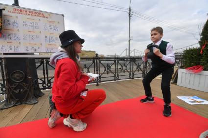 Москва. Горожане  на фестивале `Пасхальный дар` в Парке Горького.