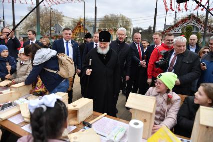 Москва. Мэр Москвы Сергей Собянин и патриарх Московский и всея Руси Кирилл (слева направо)   на фестивале `Пасхальный дар` в Парке Горького.