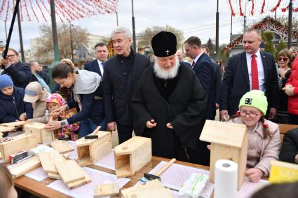 Москва. Мэр Москвы Сергей Собянин и патриарх Московский и всея Руси Кирилл (слева направо)   на фестивале `Пасхальный дар` в Парке Горького.