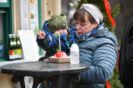 Москва.  Горожане на фестивале `Пасхальный дар` в Парке Горького.