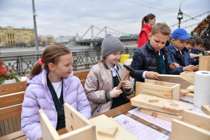 Москва.  Дети делают скворечники  на фестивале `Пасхальный дар` в Парке Горького.