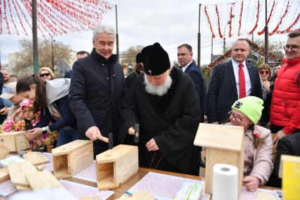 Москва. Мэр Москвы Сергей Собянин и патриарх Московский и всея Руси Кирилл (слева направо)   на фестивале `Пасхальный дар` в Парке Горького.