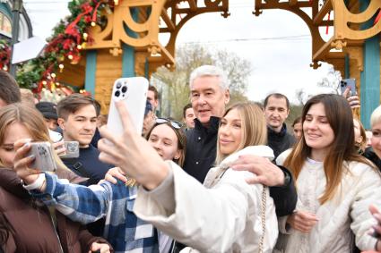 Москва. Мэр Москвы Сергей Собянин (вцентре) среди горожан на фестивале `Пасхальный дар` в Парке Горького.