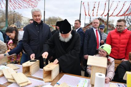 Москва. Мэр Москвы Сергей Собянин и патриарх Московский и всея Руси Кирилл (слева направо)   на фестивале `Пасхальный дар` в Парке Горького.