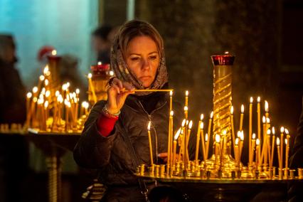 Санкт-Петербург. Женщина перед началом праздничного пасхального богослужения  в Казанском кафедральном соборе.