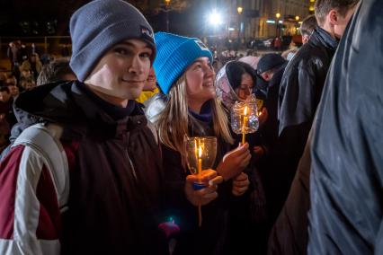 Санкт-Петербург. Прихожане во время праздничного   пасхального богослужения  в Казанском кафедральном соборе.